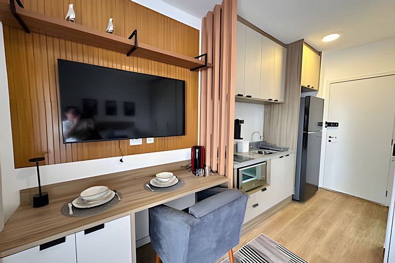 Studio completo com varanda e vaga próx metro