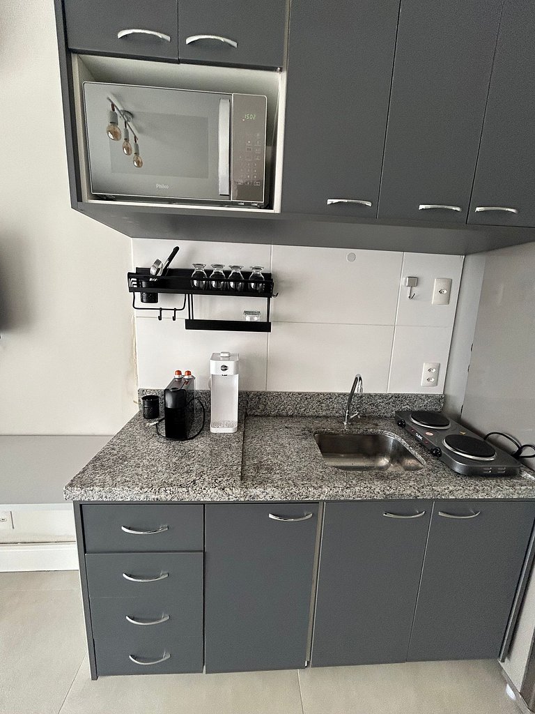 Studio bem localizado com fácil acesso ao metrô