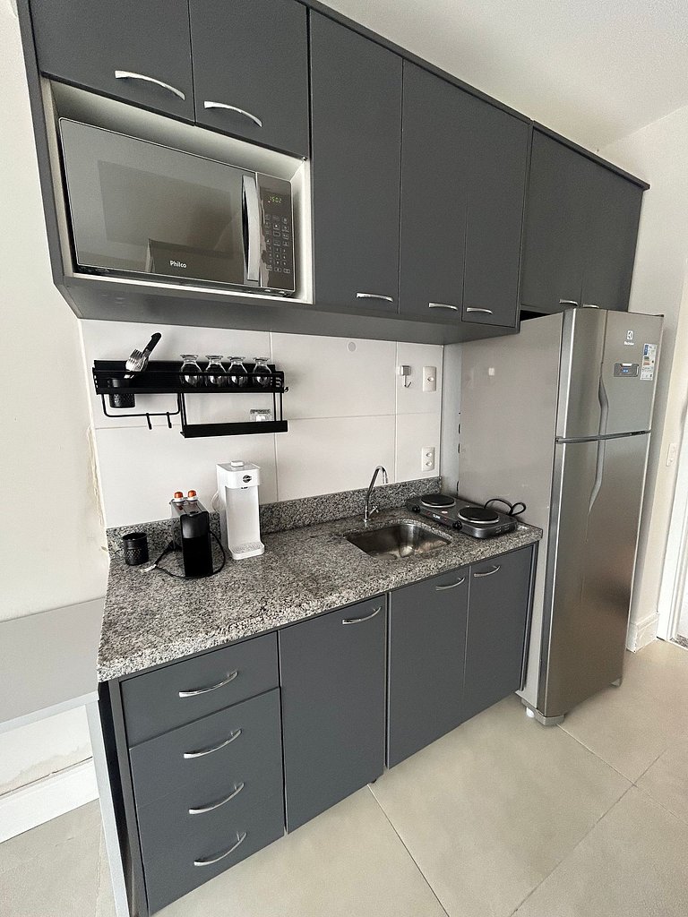 Studio bem localizado com fácil acesso ao metrô