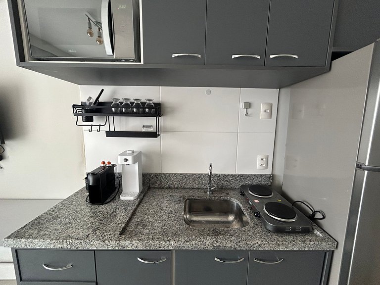 Studio bem localizado com fácil acesso ao metrô