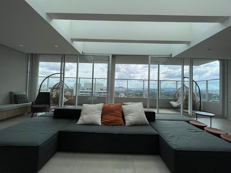 Studio com garagem, piscina e self check-in