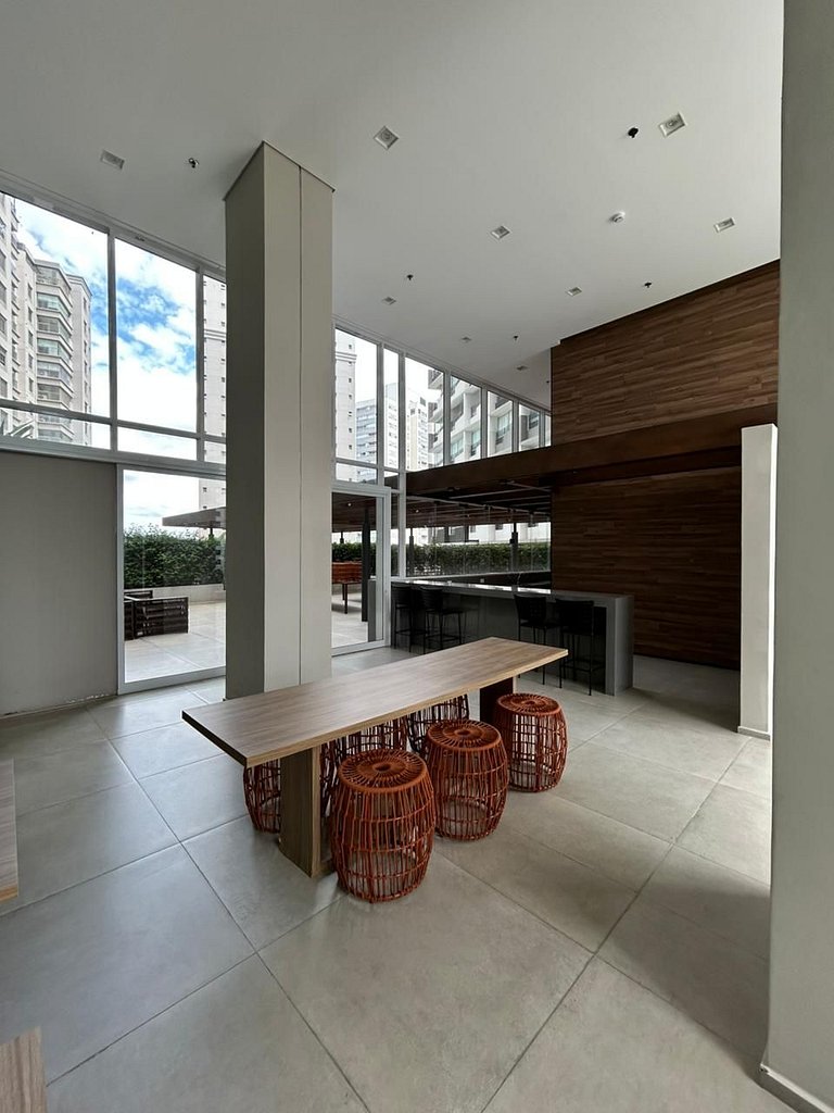 Studio completo com varanda e vaga próx metrô