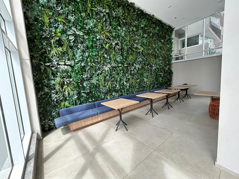 Studio completo com varanda e vaga próx metrô