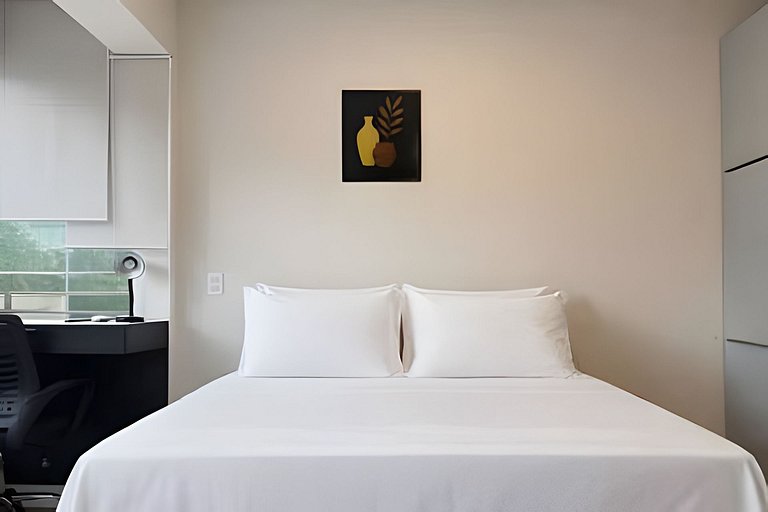 Studio moderno com luz natural e design funcional