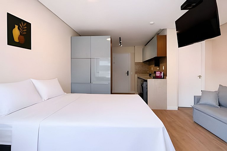 Studio moderno com luz natural e design funcional