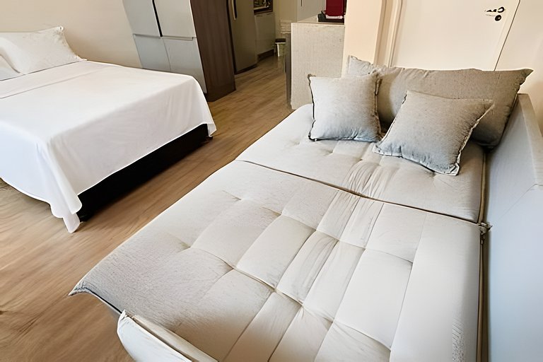 Studio moderno com luz natural e design funcional