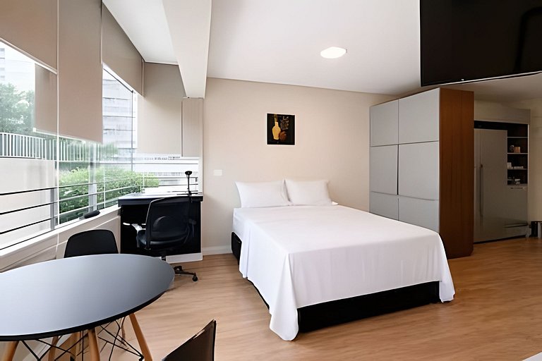 Studio moderno com luz natural e design funcional