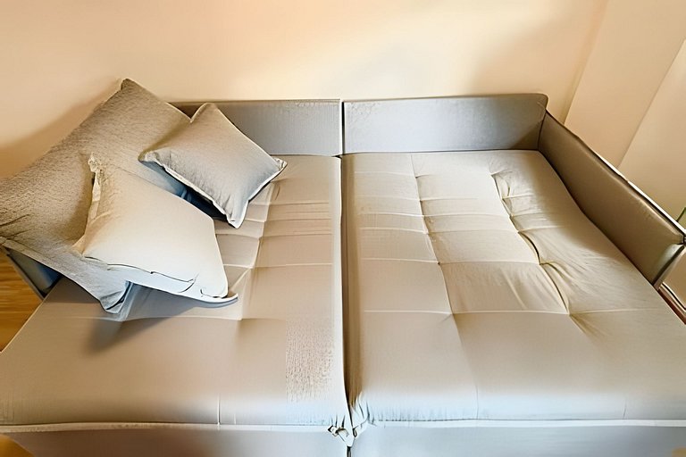 Studio moderno com luz natural e design funcional