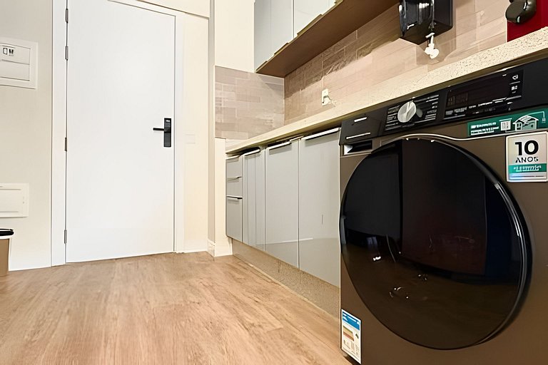 Studio moderno com luz natural e design funcional