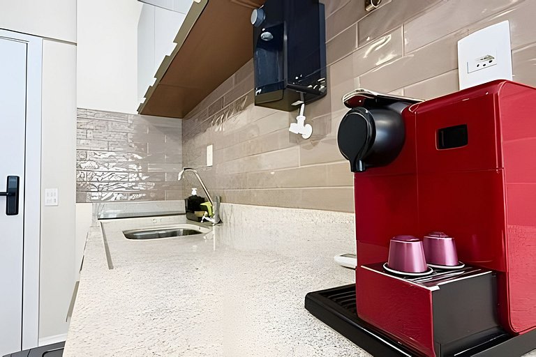 Studio moderno com luz natural e design funcional