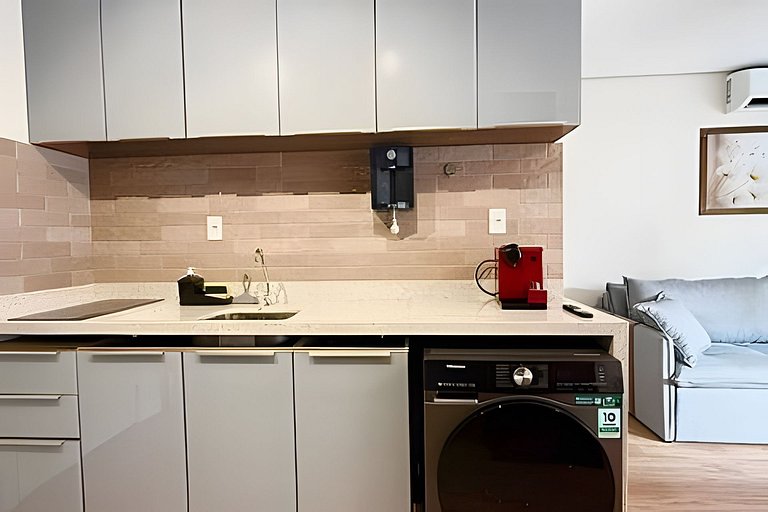 Studio moderno com luz natural e design funcional