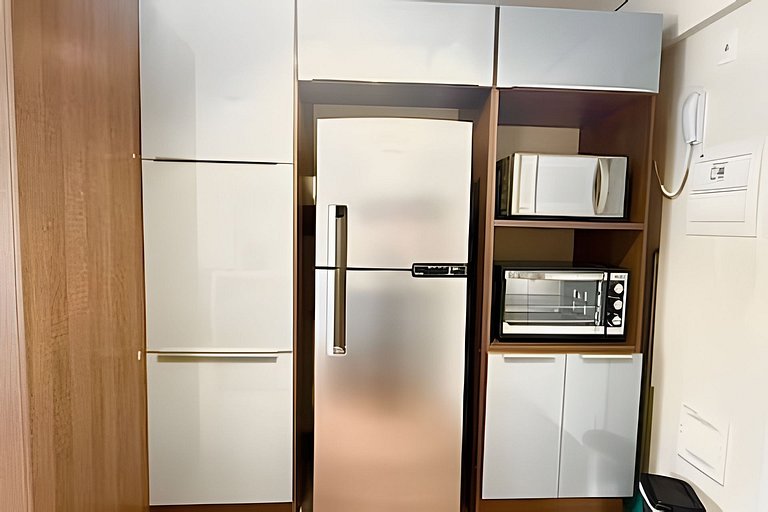 Studio moderno com luz natural e design funcional