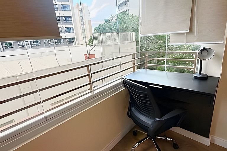 Studio moderno com luz natural e design funcional