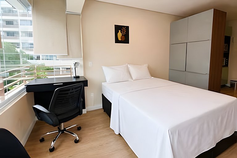 Studio moderno com luz natural e design funcional