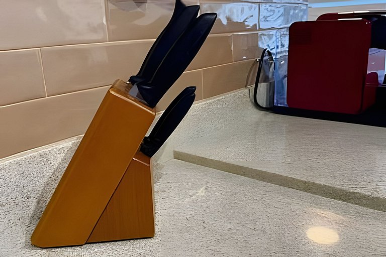 Studio moderno com luz natural e design funcional