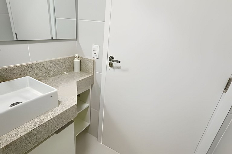 Studio moderno com luz natural e design funcional