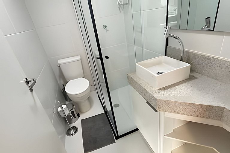 Studio moderno com luz natural e design funcional