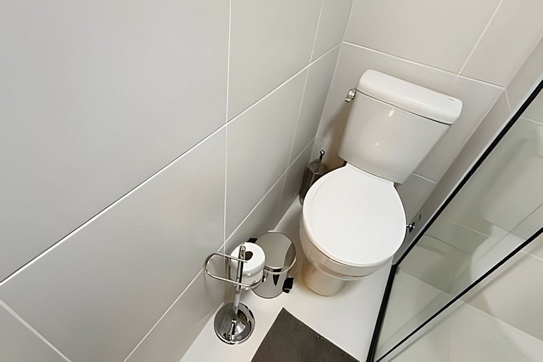 Studio moderno com luz natural e design funcional