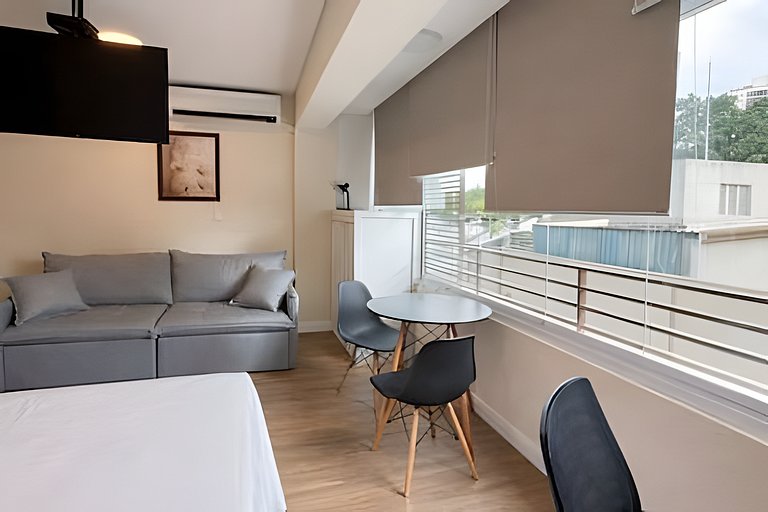 Studio moderno com luz natural e design funcional