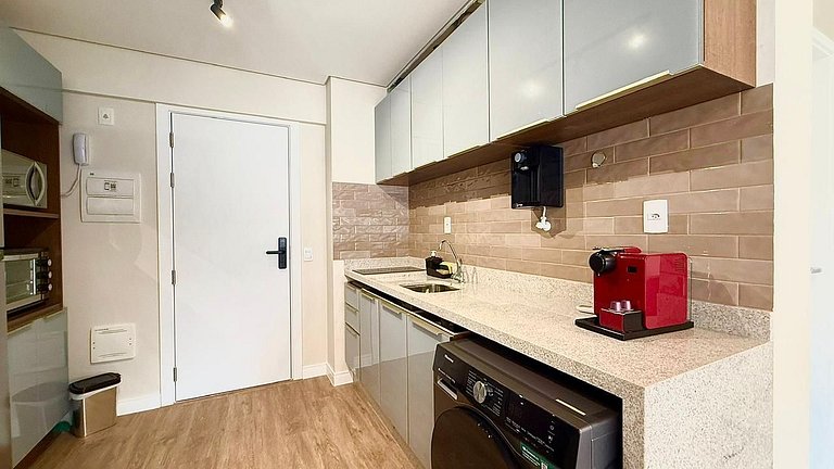 Studio moderno com luz natural e design funcional